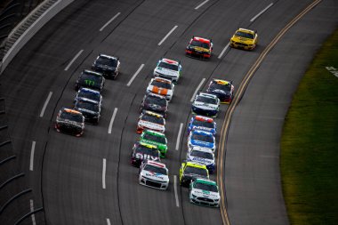 Joey Logano (22) ve Alex Bowman (88), Lincoln, Alabama 'daki Talladega Superspeedway' de GEICO 500 için yarışıyorlar..