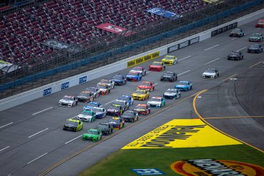 Kyle Busch (18), Lincoln, Alabama 'daki Talladega Superspeedway' de GEICO 500 için yarışıyor..