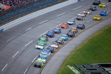 Ryan Blaney (12), Lincoln, Alabama 'daki Talladega Superspeedway' de GEICO 500 için yarışıyor..