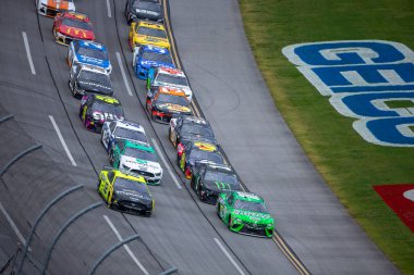 Kyle Busch (18), Lincoln, Alabama 'daki Talladega Superspeedway' de GEICO 500 için yarışıyor..