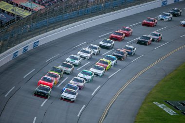 Ross Chastain (10), Lincoln, Alabama 'daki Talladega Superspeedway' de UNHINGED 300 için yarışıyor..