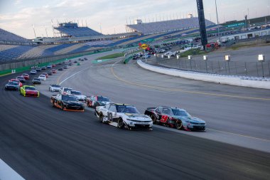 Ross Chastain (10) Sparta, Kentucky 'deki Kentucky Speedway' de Shady Ray 200 için yarışıyor..