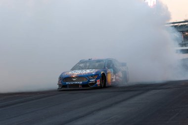 Kevin Harvick (4) Indianapolis 'teki Big Machine Motor Speedway tarafından desteklenen Big Machine Hand Dezenfektanı için kazandığı zaferi kutluyor., .