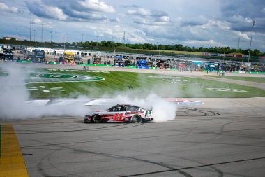 Cole Custer (41), Sparta, Kentucky 'deki Kentucky Speedway' de Walmart tarafından sunulan Quaker State 400 'ü kazandı..