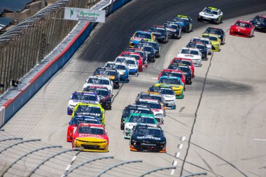 Jeb Burton (8) Forth Worth, Texas Motor Yarış Pisti 'nde My Bariatric Solutions 300 için mücadele ediyor..