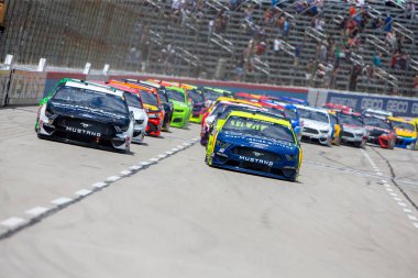 Ryan Blaney (12) Forth Worth, Teksas 'taki O' Reilly Oto Parça 500 'de yarışıyor..