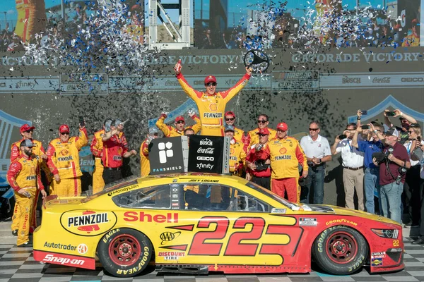 Joey Logano 22岁 在亚利桑那州Avondale的Phoenix Raceway赢得了Fanshield 500 — 图库照片