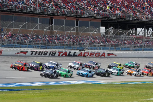 在阿拉巴马州林肯市的Talladega Superspeedway举行的Geico 500比赛中 Denny Hamlin 11岁 在狗腿上赛跑 — 图库照片