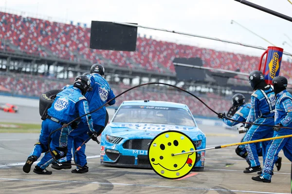 ケビン ハーヴィック アラバマ州リンカーンのタラデガ スーパースピードウェイでGeico 500のためのピットストップを行います — ストック写真