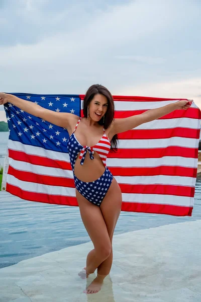 Porträt Einer Frau Die Einen Patriotischen Amerikanischen Bikini Trägt Während — Stockfoto