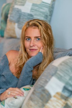 Muhteşem bir sarışın model işten önce evde vakit geçirmekten hoşlanıyor.