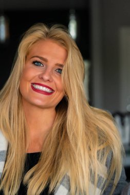 Muhteşem bir sarışın model işten önce evde vakit geçirmekten hoşlanıyor.