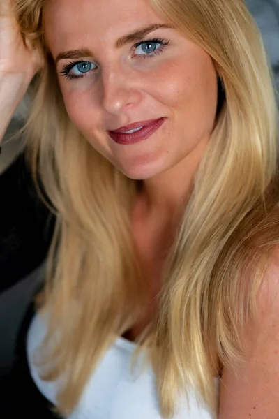 Vacker Blond Modell Njuter Dag Hemma Innan Jobbet — Stockfoto