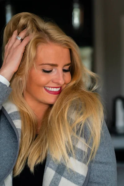 Een Prachtig Blond Model Geniet Van Een Dag Thuis Voor — Stockfoto