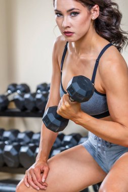 Esmer bir fitness modeli çalışmaya hazırlanıyor.