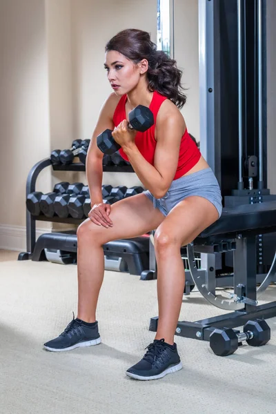 Una Modelo Fitness Morena Preparándose Para Hacer Ejercicio — Foto de Stock