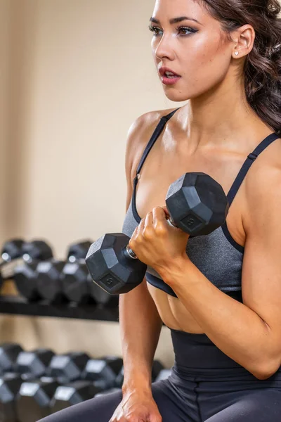 Una Modelo Fitness Morena Preparándose Para Hacer Ejercicio — Foto de Stock