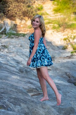 Sarışın bir manken, yaz günlerini dışarıda, parkta geçirmekten zevk alır.