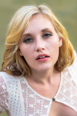 Muhteşem bir sarışın manken, yaz günlerinde gölün tadını çıkarıyor.