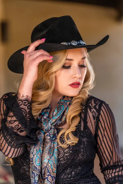 Gorgeous Blonde Model Dressed Cowgirl Enjoying Outdoor Weather — Stock Photo, Image