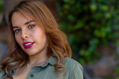 Muhteşem bir İspanyol esmer model ev ortamında poz veriyor.