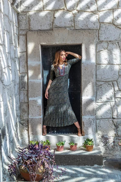 一个华丽的西班牙裔布鲁内特模特在户外家庭环境中的姿势 — 图库照片