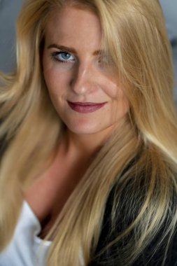 Muhteşem bir sarışın model işten önce evde vakit geçirmekten hoşlanıyor.