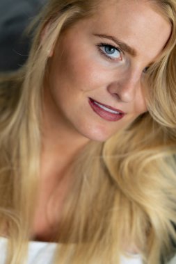 Muhteşem bir sarışın model işten önce evde vakit geçirmekten hoşlanıyor.