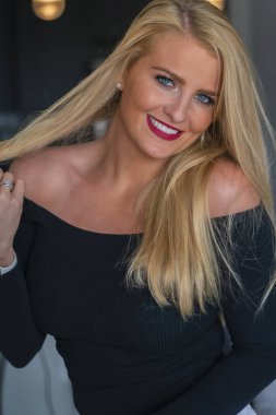 Muhteşem bir sarışın model işten önce evde vakit geçirmekten hoşlanıyor.