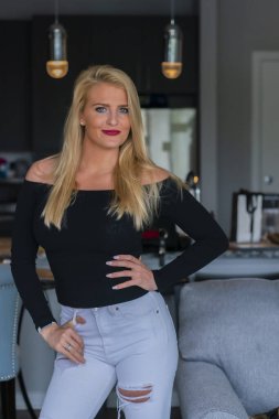 Muhteşem bir sarışın model işten önce evde vakit geçirmekten hoşlanıyor.