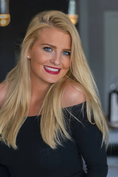 Ein Wunderschönes Blondes Model Genießt Einen Tag Hause Vor Der — Stockfoto