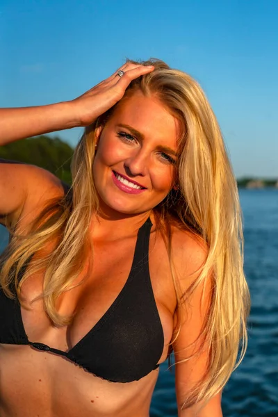 Een Prachtig Bikini Model Genietend Van Een Dag Het Water — Stockfoto