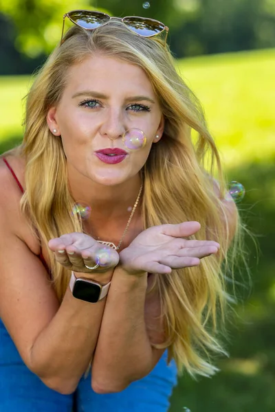 Una Splendida Modella Bionda Posa All Aperto Mentre Gode Una — Foto Stock