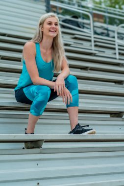 Genç ve güzel bir kolej sporcusu yerel bir üniversitede yapılacak bir yarışa hazırlanıyor. 