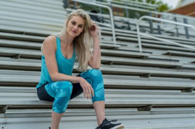 Genç ve güzel bir kolej sporcusu yerel bir üniversitede yapılacak bir yarışa hazırlanıyor. 