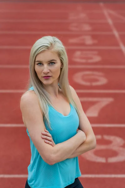 Uma Bela Jovem Atleta Universitária Prepara Para Encontro Pista Uma — Fotografia de Stock