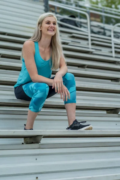 Uma Bela Jovem Atleta Universitária Prepara Para Encontro Pista Uma — Fotografia de Stock