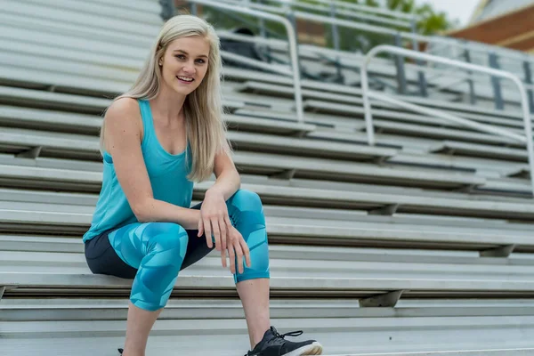 Een Mooie Jonge College Atleet Bereidt Zich Voor Een Track — Stockfoto