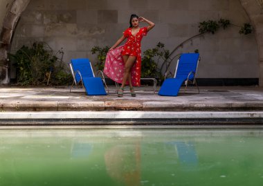 Muhteşem bir İspanyol esmer model ev ortamında poz veriyor.