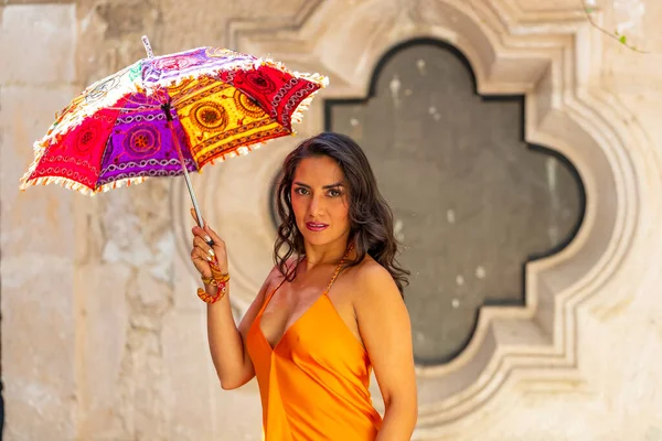 Muhteşem Bir Spanyol Esmer Model Ortamında Elinde Şemsiyeyle Poz Veriyor — Stok fotoğraf