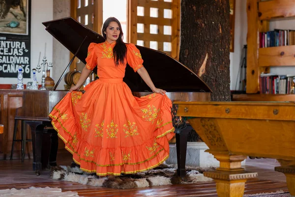 Magnifique Modèle Brunette Hispanique Pose Intérieur Dans Environnement Familial — Photo