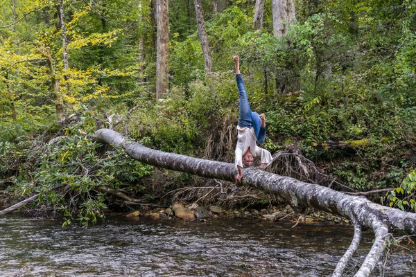 Egy Gyönyörű Szőke Modell Játszik Egy Folyóban Erdőben Egy Nyári — Stock Fotó