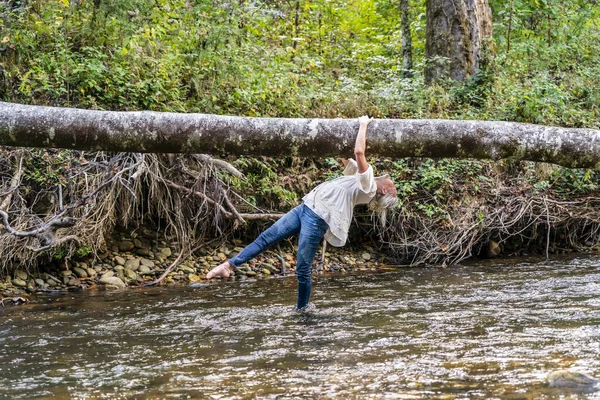 Uma Linda Modelo Loira Brinca Rio Floresta Dia Verão — Fotografia de Stock