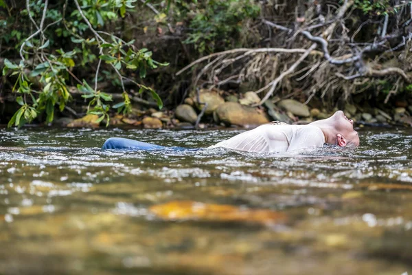 Uma Linda Modelo Loira Brinca Rio Floresta Dia Verão — Fotografia de Stock