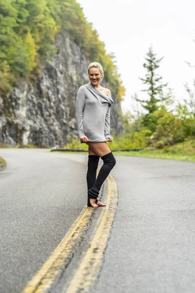 Een Prachtig Blond Model Geniet Van Het Herfstweer Een Herfstdag — Stockfoto