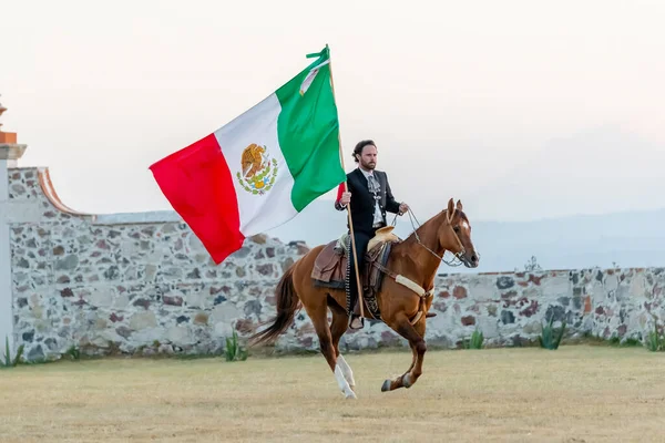 Beau Mexicain Charro Pose Devant Une Hacienda Dans Campagne Mexicaine — Photo