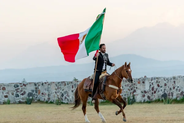 Beau Mexicain Charro Pose Devant Une Hacienda Dans Campagne Mexicaine — Photo