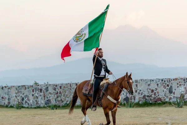 Beau Mexicain Charro Pose Devant Une Hacienda Dans Campagne Mexicaine — Photo
