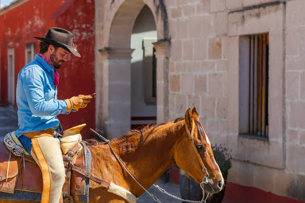 Красивый Мексиканский Шарро Позирует Перед Гасиендой Мексиканской Сельской Местности — стоковое фото