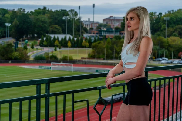 Una Hermosa Joven Atleta Universitaria Prepara Para Una Reunión Pista —  Fotos de Stock